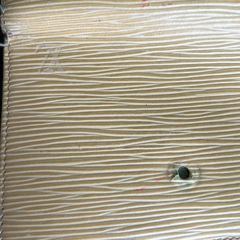 Louis Vuitton Kisslock Epi Wallet